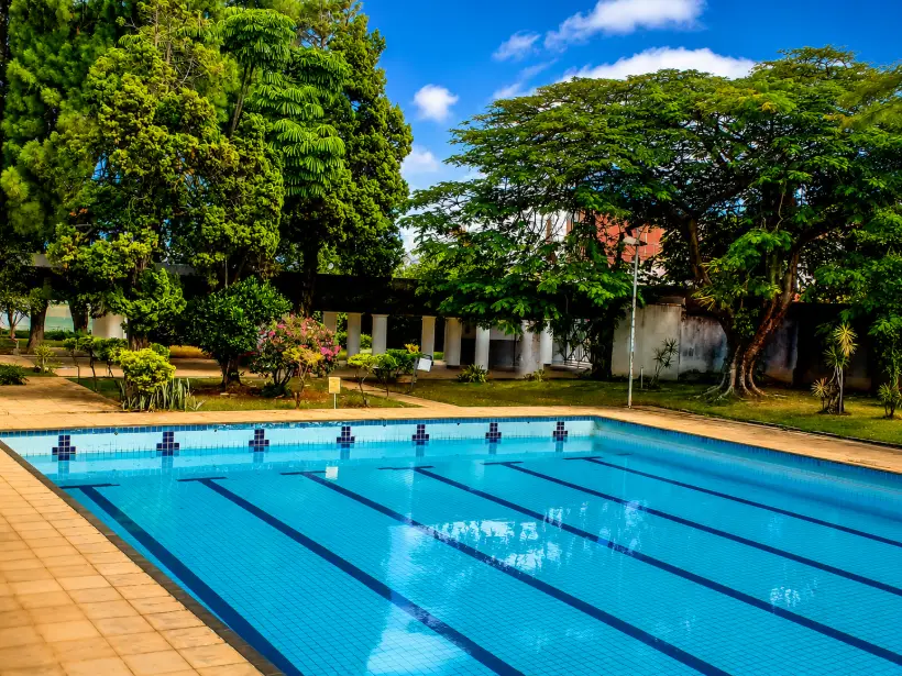 Piscina de raias do clube parceiro entre árvores