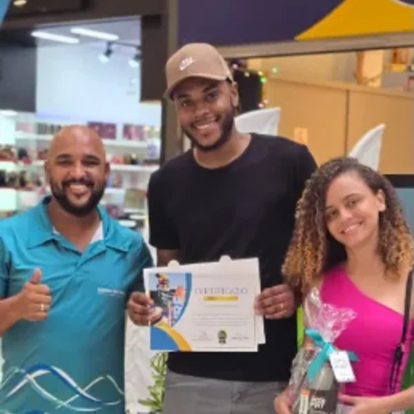 Novos sócios fundadores com o certificado no ponto de venda