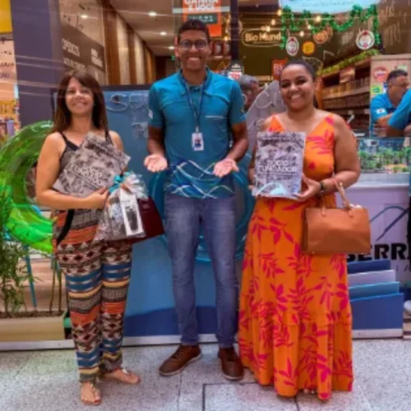 Novos sócios fundadores com o certificado no ponto de venda