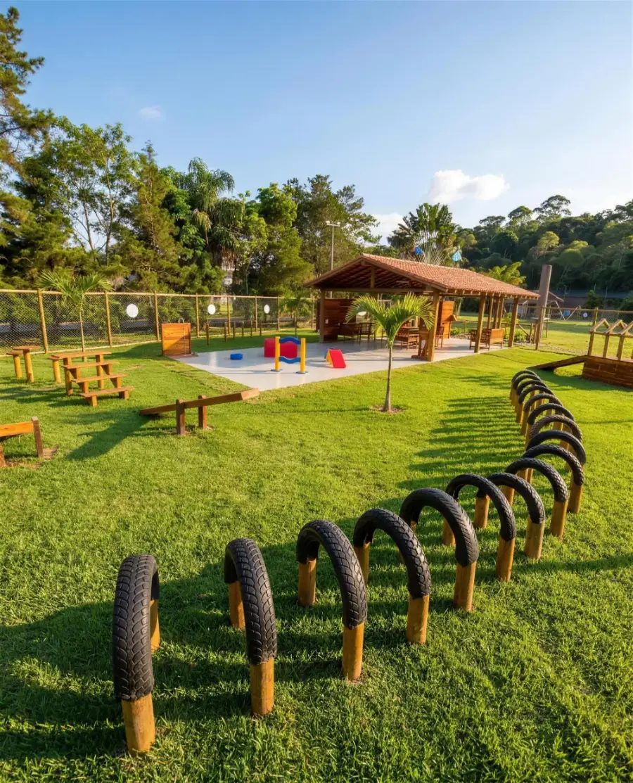 Espaço pet com área verde e piscina