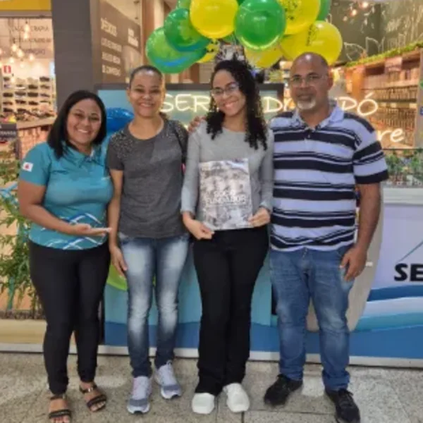 Novos sócios fundadores com o certificado no ponto de venda