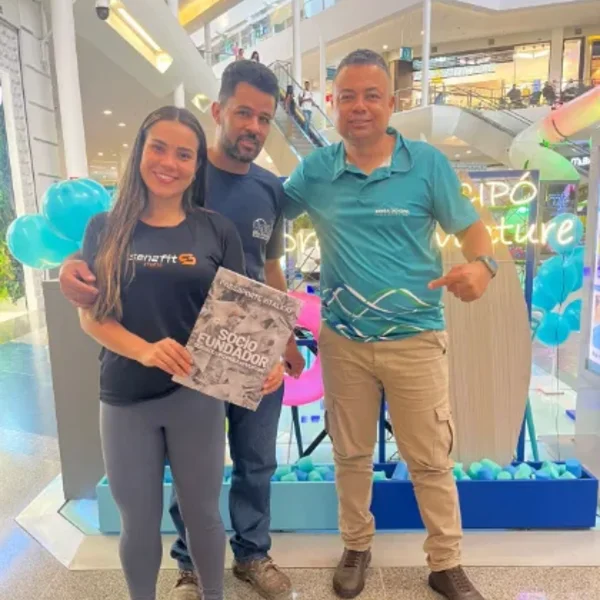 Novos sócios fundadores com o certificado no ponto de venda