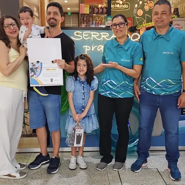 Família de novos sócios fundadores com o certificado no ponto de venda