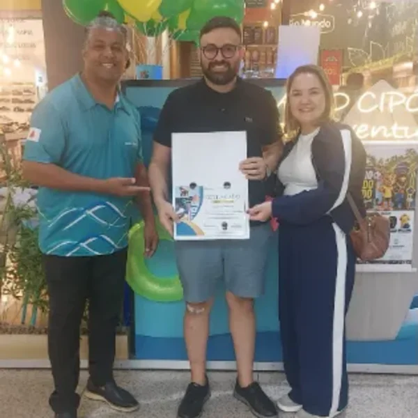 Novos sócios fundadores com o certificado no ponto de venda