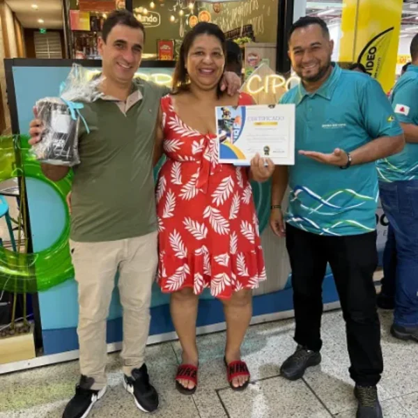 Novos sócios fundadores com o certificado no ponto de venda