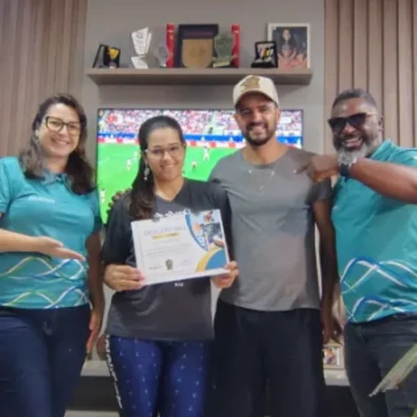 Novos sócios fundadores com o certificado no ponto de venda
